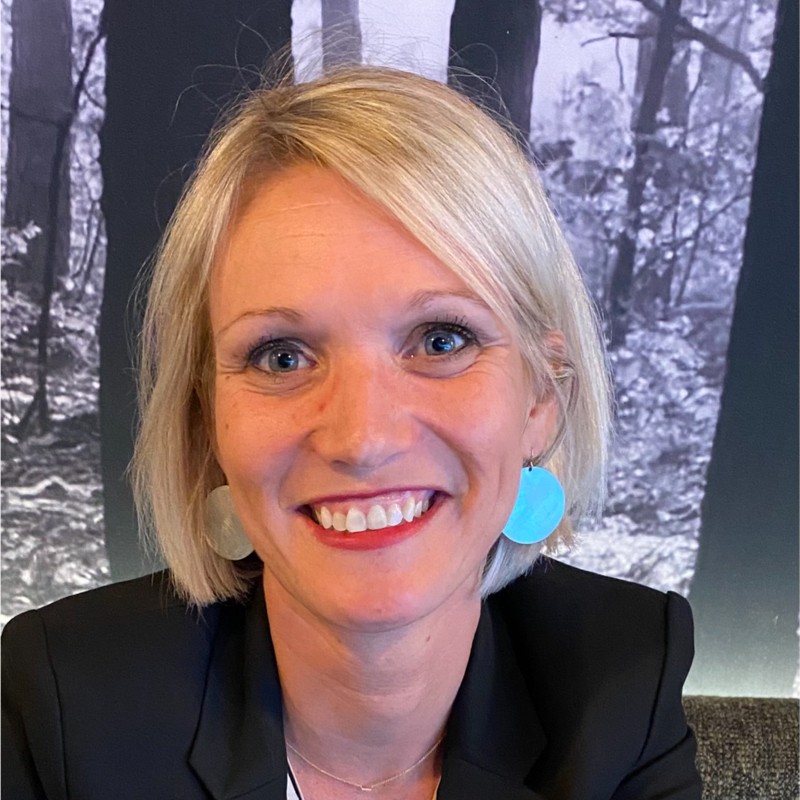 éraldine Wills, blonde, souriante, entreprenante,classe et un costume.